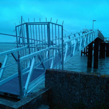 Passerelle avec portail anti-intrusion